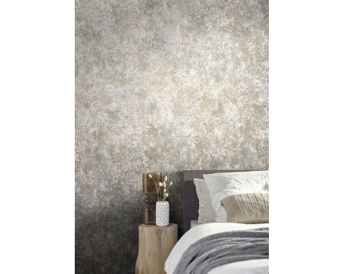 Schlafzimmer mit gemusterter Tapete im Used Look und Nachttisch