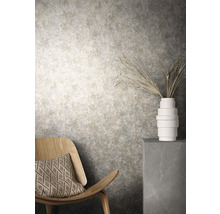 Dekoratives Interieur mit Stuhl, Kissen, Vase und abstrakt gemusterter Wand