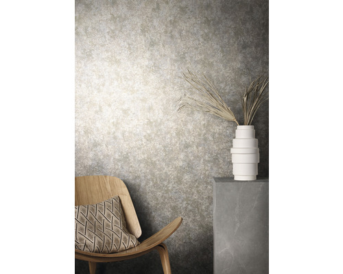 Dekoratives Interieur mit Stuhl, Kissen, Vase und abstrakt gemusterter Wand