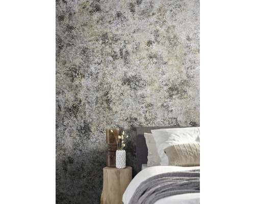 Schlafzimmer mit gemusterter Tapete und Nachttisch