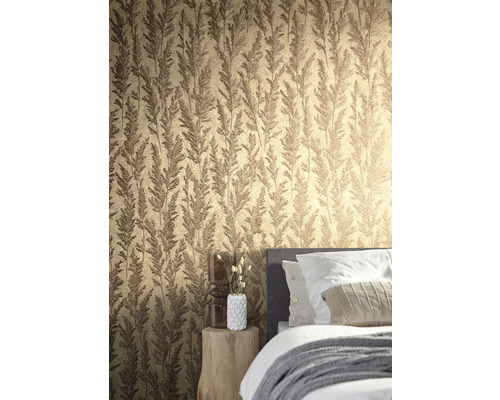 Schlafzimmer mit gemusterter Tapete und Nachttisch