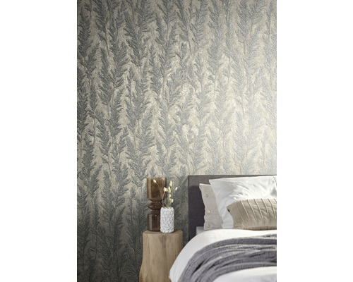 Schlafzimmer mit gemusterter Tapete mit Blattmotiv