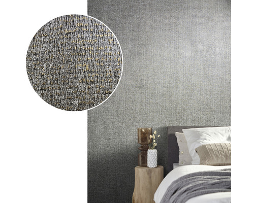 Schlafzimmer mit grauer Textiltapete an der Wand