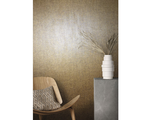 Dekoratives Interieur mit strukturierten Tapeten, Stuhl, Kissen und Vase