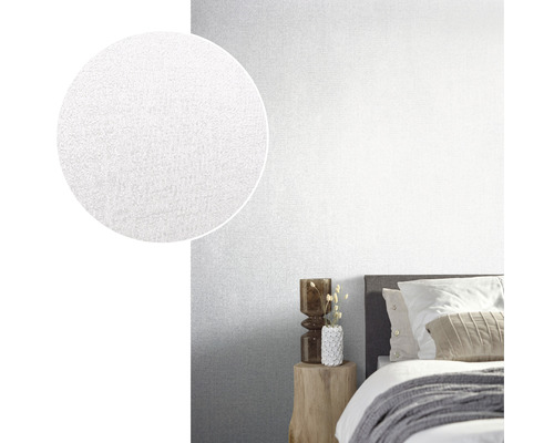 Helles Schlafzimmer mit einer weißen Textiltapete