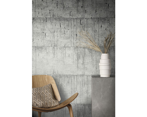 Dekorative Wandgestaltung mit Betonoptik Tapete, Holzstuhl und minimalistischer Vase