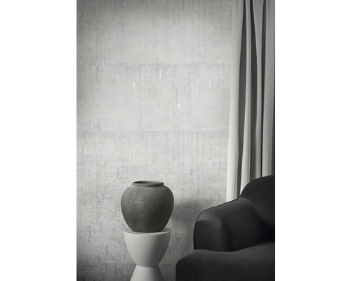 Wohnraum mit Betonoptik-Tapete, Vase und Vorhang