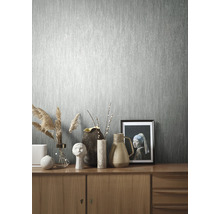 Wohnszene mit gemusterter Tapete, Sideboard und Dekoration