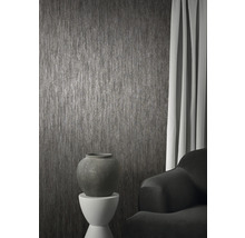 Raumansicht mit Strukturtapete, Blumenvase und Vorhang