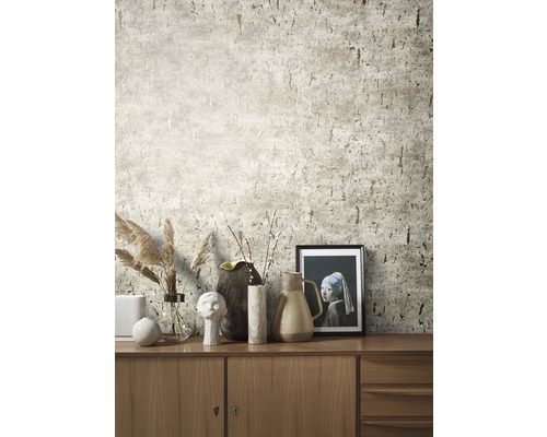 Wohnzimmer mit gemusterter Tapete und Holzkommode mit Dekoration