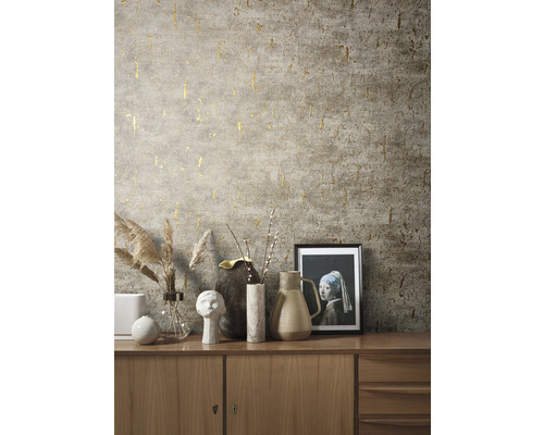 Tapete mit abstraktem Muster und goldenen Akzenten über Sideboard mit Vasen und Dekoration