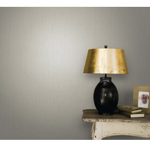 Helle, strukturierte Tapete an der Wand
