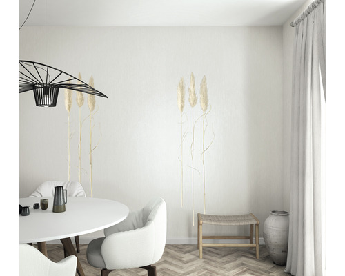 Heller Essbereich mit Esstisch, Stühlen, Lampe und Dekorationsgegenständen