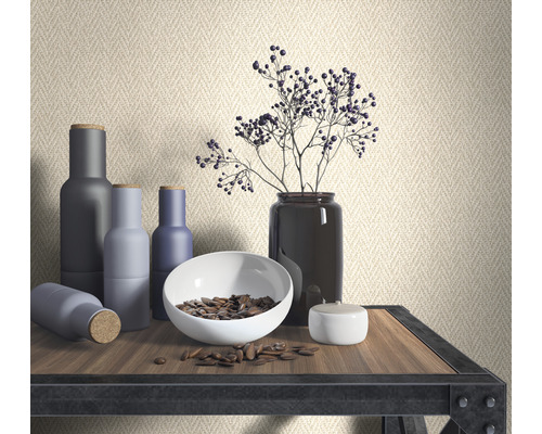 Dekorative Anordnung mit Vasen, Schale und Pflanze auf einem Tisch.