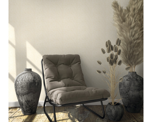 Wohnzimmer mit Sessel, Vasen und gemusterter Tapete für eine gemütliche Atmosphäre