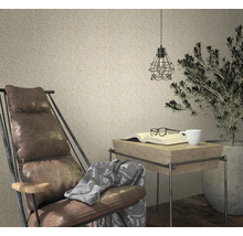 Wohnzimmer mit Sessel, Beistelltisch und dekorativer Tapete