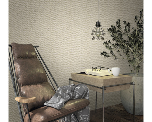 Wohnzimmer mit Sessel, Beistelltisch und dekorativer Tapete