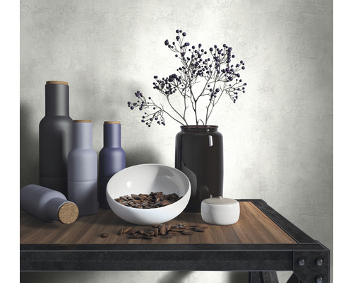 Dekorative Anordnung mit Flaschen, Schale, Samen und Vase auf einem Tisch