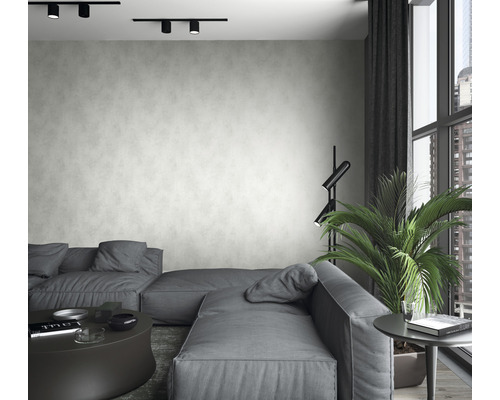 Modernes Wohnzimmer mit Sofa, Stehlampe und Zimmerpflanze