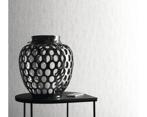 Dekorative Vase mit Lochmuster auf einem Tisch