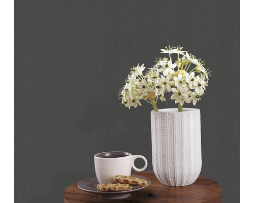 Dekoration mit Blumen in Vase, Tasse und Waffeln auf einem Tisch