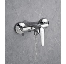Verchromte Wandarmatur mit Wasserfluss