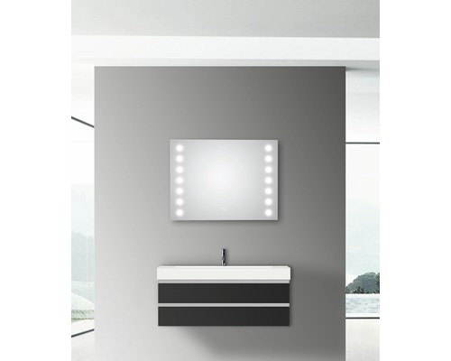 Badezimmer mit Waschbeckenunterschrank und Spiegel mit Beleuchtung