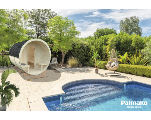 Fasssauna im Garten neben Pool und Hängesessel