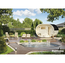 Gartenszene mit Pool, Holzterrasse, Liegestühlen und einer ovalen Gartensauna von Palmako.