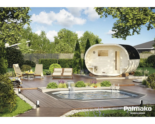Gartenszene mit Pool, Holzterrasse, Liegestühlen und einer ovalen Gartensauna von Palmako.