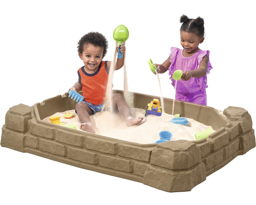 Sandkasten mit spielenden Kindern und Sandspielzeug