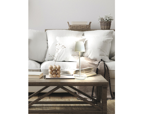 Wohnzimmer mit Couch, Tisch und Tischleuchte