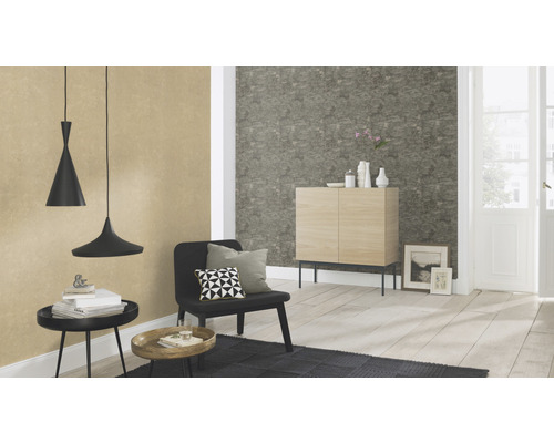 Wohnraum mit Tapete, Schrank, Stuhl, Tisch und Pendelleuchten