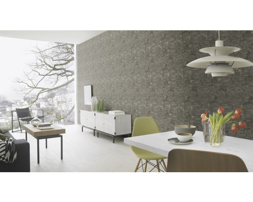 Heller Wohnraum mit Esstisch, Kommode und dekorativer Wandtapete