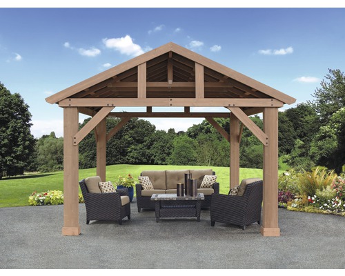 Holzpavillon mit Gartenmöbeln auf einer Terrasse