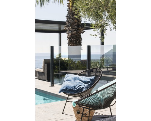 Szene mit Gartenmöbeln, Pool und Meerblick