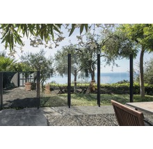 Garten mit Glaszaun für Windschutz und Privatsphäre