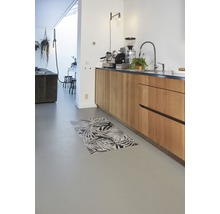 Moderne Küche mit Holzelementen, Küchenmaschine und gemusterter Fußmatte