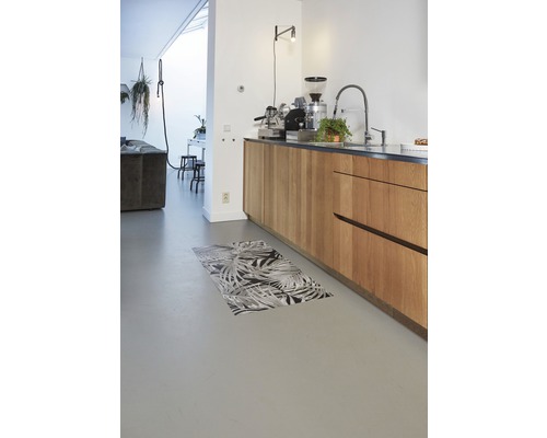 Moderne Küche mit Holzelementen, Küchenmaschine und gemusterter Fußmatte