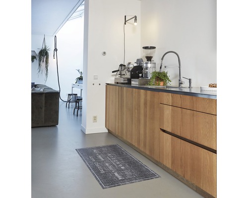 Küchenszene mit Küchenteppich, Spüle und Küchengeräten