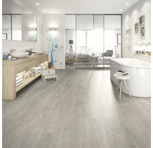 Helles Badezimmer mit Waschtisch, Badewanne und grauem Holzboden