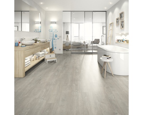 Helles Badezimmer mit Waschtisch, Badewanne und grauem Holzboden