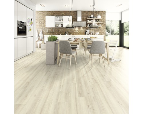Heller Laminatboden in einem modern eingerichteten Esszimmer mit Esstisch und Stühlen