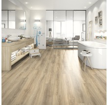 Badezimmer mit Waschtisch, Badewanne und hellem Holzboden
