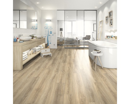 Badezimmer mit Waschtisch, Badewanne und hellem Holzboden