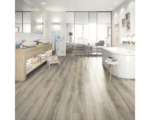 Helles Badezimmer mit Waschtisch, Badewanne und Laminatboden in Holzoptik