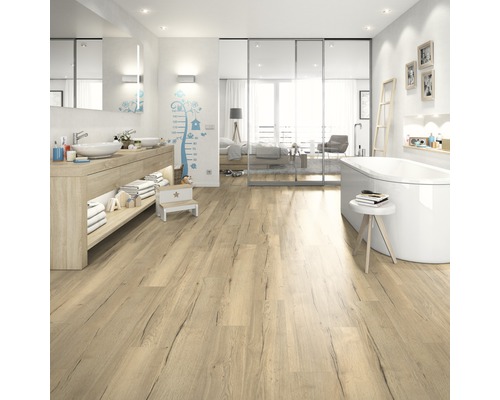 Helles Badezimmer mit Waschtisch, Badewanne und Holzboden