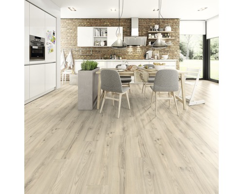 Heller Holzboden in einer modernen Küche mit Essbereich