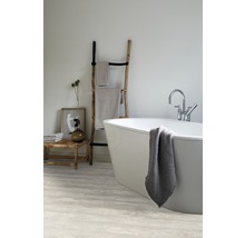 Badezimmer mit Badewanne, Handtuchleiter und Sitzbank