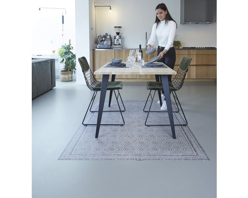 Esszimmer mit Tisch, Stühlen und Teppich im modernen Design